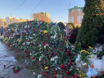 Oamenii au continuat să vină în număr mare la mormântul lui Navalnîi. Nici Gorbaciov şi Elţîn n-au avut parte de atâtea flori - VIDEO, FOTO