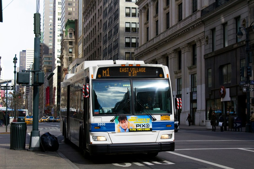 Diagnosticată cu cancer, iar apoi lovită şi târâtă de un autobuz şi rămasă parţial paralizată: O americancă a obţinut despăgubiri de peste 70 de milioane de dolari de la compania de transport în comun