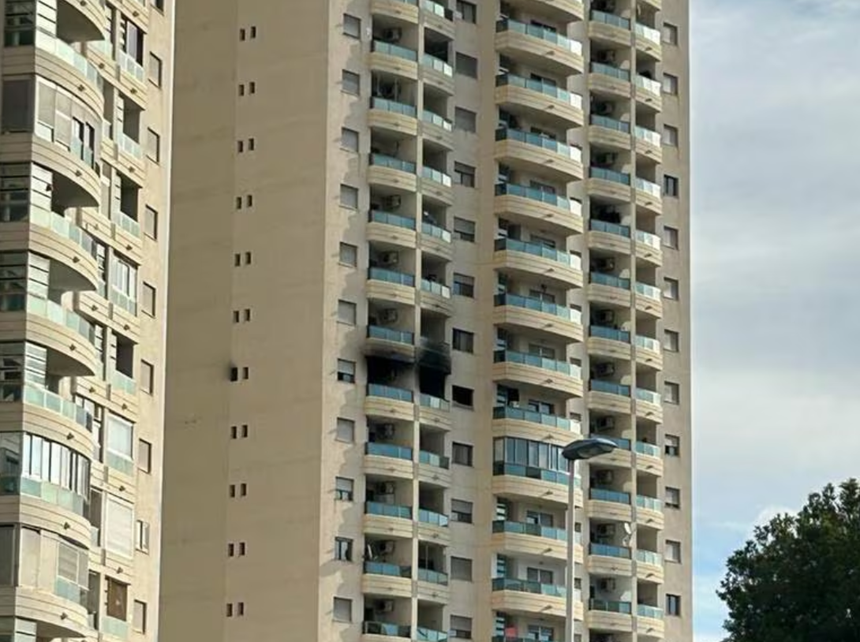 Trei persoane, doi adulţi şi un copil, morţi în Spania, într-un incendiu într-un imobil la Villajoyosa, în apropiere de Alicante, la zece zile după un incendiu sângeros în regiune. 14 locuitori şi un poliţist care participa la operaţiuni, evacuaţi după ce au inhalat fum