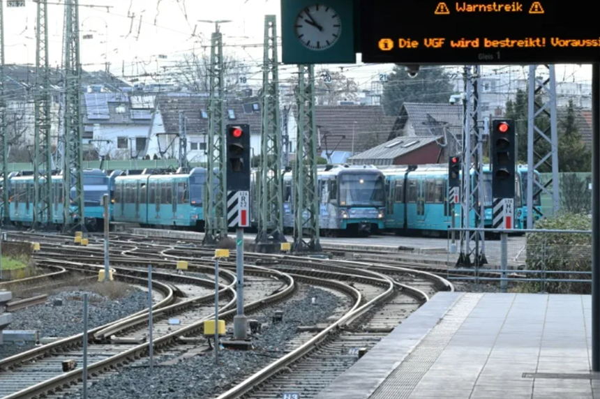 Conductorii de tren din Germania, chemaţi începând de miercuri la un ”val de greve”. Sindicatul GDL cere Deutche Bahn reducerea programului de muncă de la 38 la 35 de ore pe săptămână şi indexarea salariului cu inflaţia