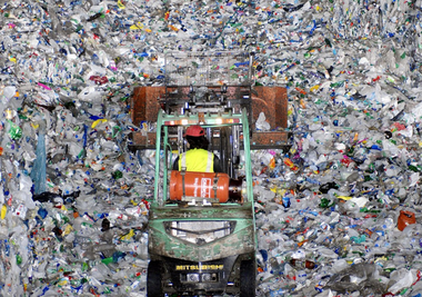Parlamentul European şi statele membre UE ajung la un acord asupra unei măsuri-far a Pactului Verde care prevede interzicerea ambalajelor de plastic de unică folosinţă în restaurante, supermarketuri, hoteluri şi aeroporturi până în 2030