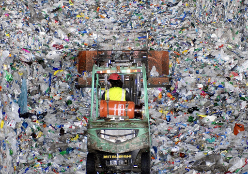 Parlamentul European şi statele membre UE ajung la un acord asupra unei măsuri-far a Pactului Verde care prevede interzicerea ambalajelor de plastic de unică folosinţă în restaurante, supermarketuri, hoteluri şi aeroporturi până în 2030
