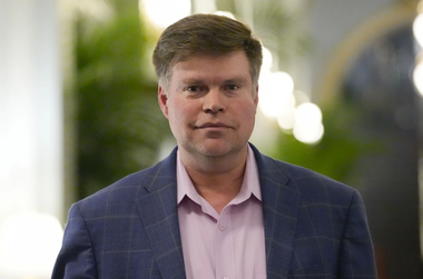 Cine e Jason Palmer? Un democrat necunoscut care-l înfrânge pe Biden în caucusul din Samoa americană în Super Tuesday,fără să pună piciorul în acest teritoriu. Alegătorii vor ”pe cineva care să fie mai din secolul al XXI-lea decât Joe Biden” ca preşedinte