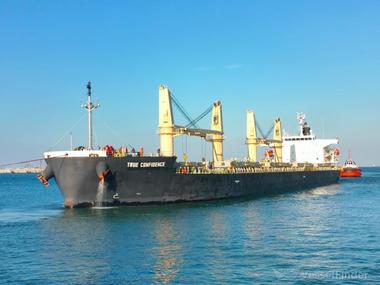 Doi membri ai echipajului unei nave cargo au fost ucişi de o rachetă trasă de rebelii houthi. Sunt primele decese provocate de atacurile grupării asupra navelor comerciale, anunţă SUA