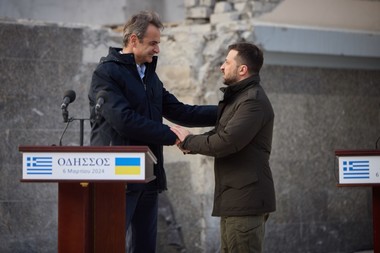 Rusia anunţă că atacul său asupra Odesei, în timpul vizitei premierului grec, a lovit o bază navală de drone. Marina ucraineană anunţă 5 morţi. Reacţii de condamnare din partea liderilor UE