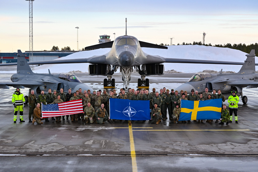 Suedia devine joi, în mod oficial, după negocieri îndelungate, al 32-lea stat membru al NATO. Ulf Kristersson depune documentele la Washington. Steagul suedez urmează să fie ridicat în faţa sediului NATO la Bruxelles
