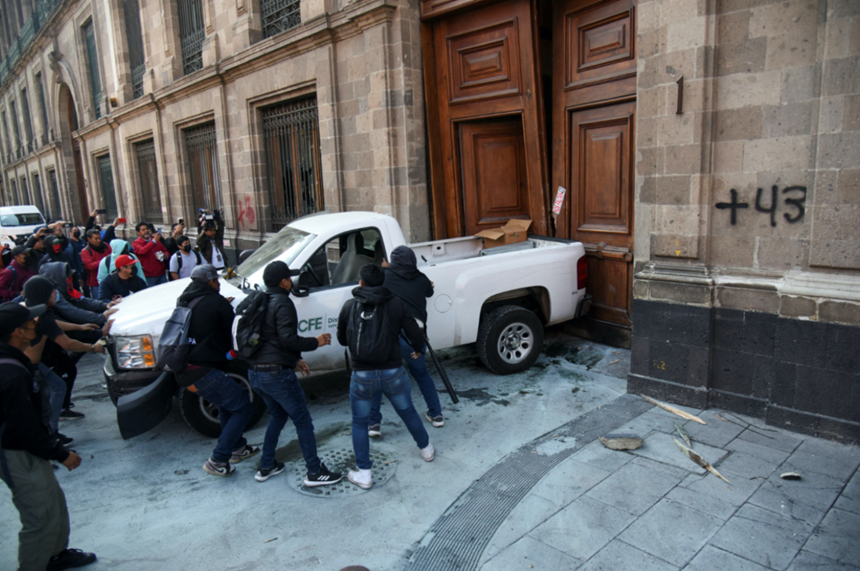 Zeci de manifestanţi sparg poarta palatului prezidenţial mexican. Andrés Manuel López Obrador denunţă o ”provocare” în campania electorală în vederea alegerilor prezidenţiale din iunie