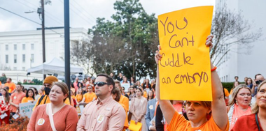 Guvernatoarea republicană a statului american Alabama Kay Ivey promulgă o lege, SB159, care protejează fecundările in vitro, după ce Curtea Supremă locală pune semnul egal între embrioni congelaţi şi copii