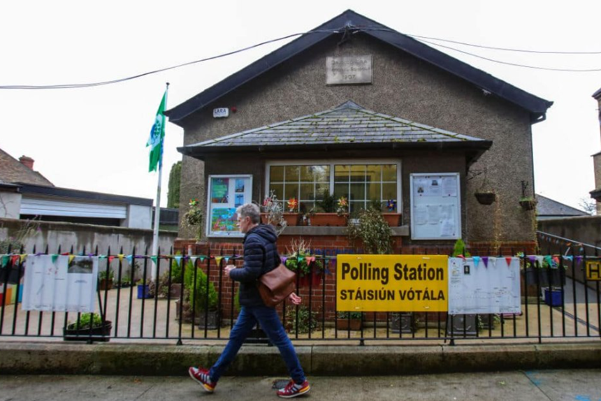 Referendum de Ziua Femeii, în Irlanda, în vederea modificării Constituţiei printr-o lărgire a definiţiei familiei la concubinaj şi ştergerea unei prevederi depăşite cu privire la rolului femeii în gospodărie