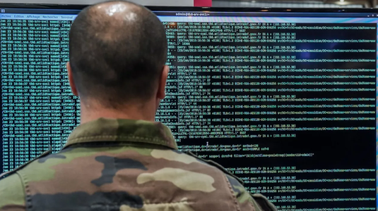 Franţa urmează să lanseze în iulie AMIAD, o agenţie care să dezvolte o Inteligenţă Artificială militară, condusă de un fost angajat Google, Bertrand Rondepierre. Buget anual de 300 de milioane de euro, 300 de angajaţi şi un ”supercomputer clasificat” 