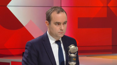 Trimiterea unor trupe combatante la sol în Ucraina ”nu este pe masă”, anunţă ministrul francez al Apărării Sébastien Lecornu. El evocă o prezenţă militară în Ucraina în vederea deminării şi formării militarilor ucraineni. ”Nu mai suntem în aceeaşi situaţie ca acum doi ani”