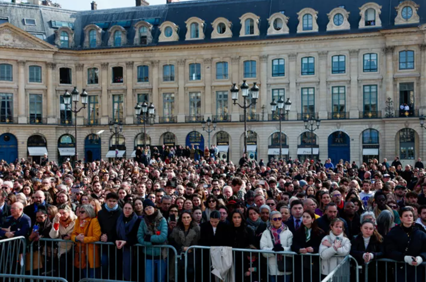 Textul înscrierii dreptului la avort în Constituţia franceză, pecetluit înaintea unor manifestaţii tradiţionale în întreaga Franţă, cu ocazia Zilei Internaţionale a Drepturilor Femeii, în favoarea egalităţii între femei şi bărbaţi