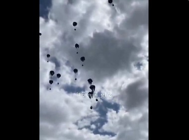 O paraşutare de ajutoare s-a soldat cu cinci morţi şi 10 răniţi în Gaza, după ce o paraşută nu s-a mai deschis. Pachetul "a căzut ca o rachetă" - VIDEO