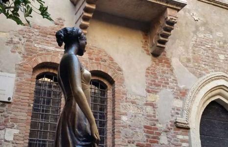 Ghinionistă, din prea multă dragoste: Statuia Julietei lui Shakespeare din Verona a fost deteriorată de „mângâierile” turiştilor. I-a apărut o gaură pe sânul drept - VIDEO