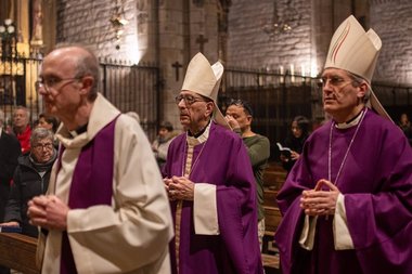 O procesiune religioasă de rugăciuni pentru ploaie la Barcelona a trebuit să se oprească... din cauza ploii