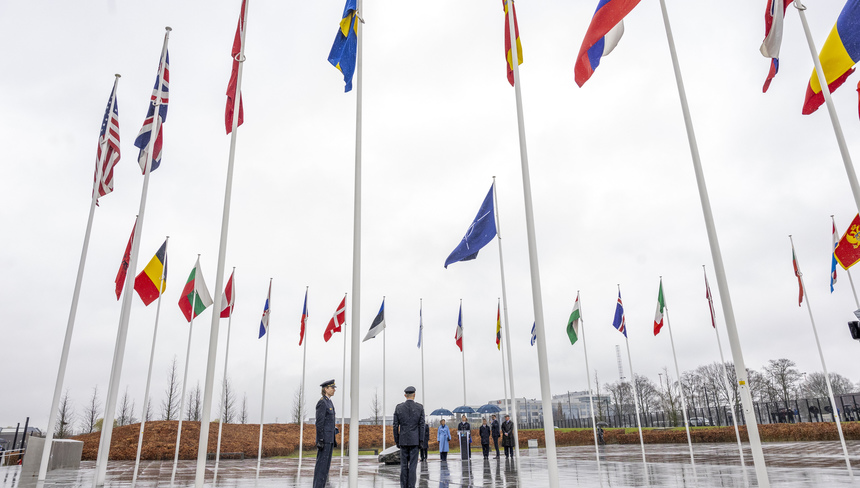 Drapelul Suediei a fost arborat la sediul NATO în prezenţa prinţesei moştenitoare Victoria. „Alianţa este mai mare şi mai puternică, uşa NATO rămâne deschisă”, spune Jens Stoltenberg - FOTO