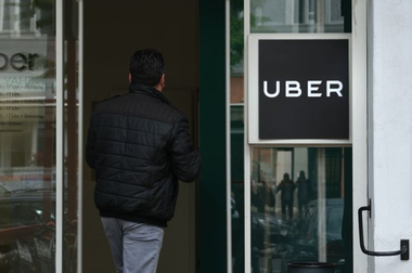 Acord între statele membre UE asupra legii lucrătorilor unor platforme ca Uber sau livratori de mâncare la domiciliu. Statele urmează cum să-i califice pe lucrători. Uber cere legi naţionale