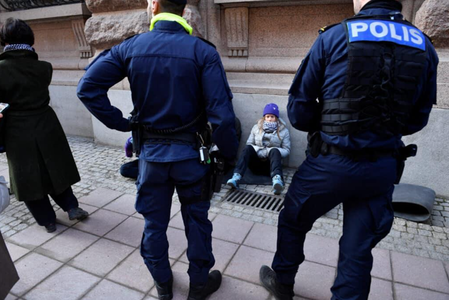 Greta Thunberg, împiedicată de poliţie să blocheze Parlamentul suedez. Tinerii mobilizaţi de cinci ani în lupta împotriva modificărilor climatice au fost constrânşi să ”crească prea repede” pentru a lupta împotriva pagubelor cauzate de generaţii precedent