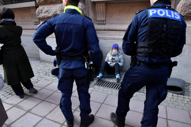 Greta Thunberg, împiedicată de poliţie să blocheze Parlamentul suedez. Tinerii mobilizaţi de cinci ani în lupta împotriva modificărilor climatice au fost constrânşi să ”crească prea repede” pentru a lupta împotriva pagubelor cauzate de generaţii precedente, consideră ea