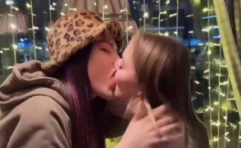 Două rusoaice tinere difuzează o înregistrare în care se sărută şi sunt condamnate, la Krasnodar, la plata unei amenzi
