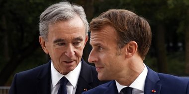 Macron l-a decorat pe Bernard Arnault la Palatul Élysée în prezenţa lui Beyoncé şi a lui Elon Musk
