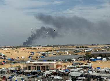 Hamas prezintă un nou plan al unui armistiţiu. El prevede ca data încetării Războiului din Fâşia Gaza şi retragerii israeliene să fie stabilită după un prim schimb de ostatici şi deţinuţi, iar toţi deţinuţii să fie eliberaţi în a doua etapă. Netanyahu refuză
