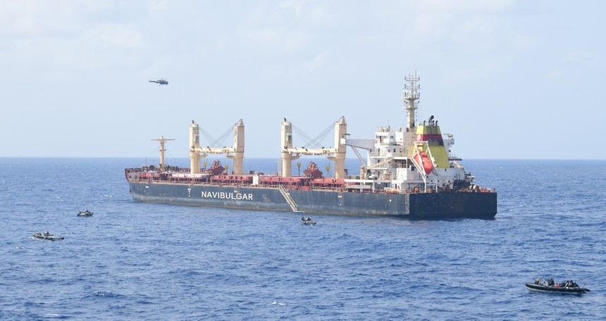 Marina indiană a salvat echipajul unei nave care se afla în mâinile piraţilor somalezi