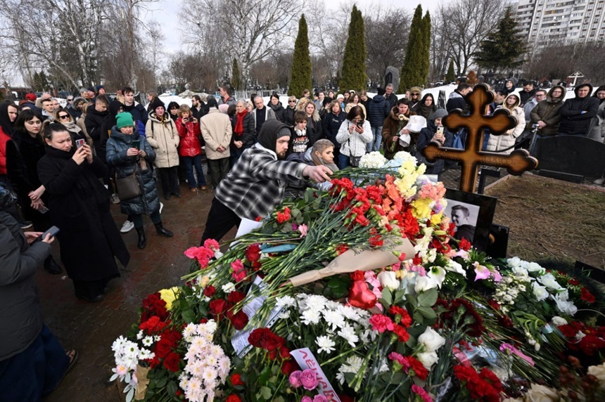 Zeci de ruşi s-au adunat duminică la mormântul lui Alexei Navalni de la Moscova, pentru a-şi exprima simbolic votul pentru acesta