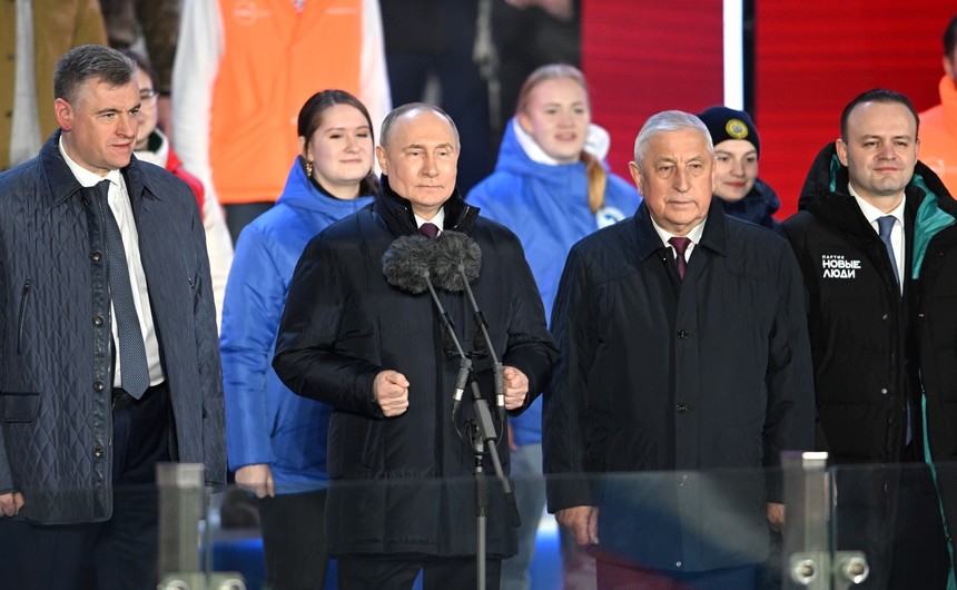 Putin şi-a sărbătorit realegerea salutând anexarea teritoriilor ucrainene. El a venit pe scena din Piaţa Roşie însoţit de cei trei "rivali " ai săi de la alegerile prezidenţiale