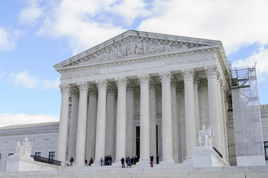 Curtea Supremă a SUA respinge demersul administraţiei Biden şi permite intrarea în vigoare a legii din Texas pentru controlul la frontieră. Persoanele suspectate că au trecut ilegal graniţa dintre Mexic şi SUA riscă chiar şi 20 de ani de închisoare
