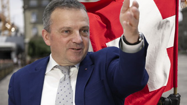 Organizaţia suveranistă Pro Suisse a strâns aproape 100.000 în vederea unui referendum care să ancoreze mai bine în Constituţie neutralitatea Elveţiei. 