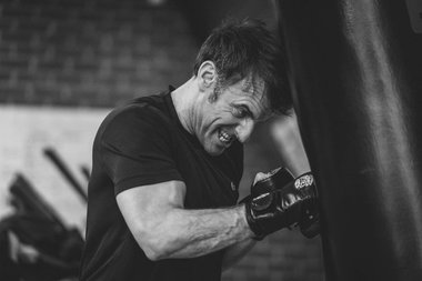 Transpirat, cu muşchii încordaţi, Emmanuel Macron loveşte un sac de box. O poză făcută de fotograful său oficial, aparent avantajoasă, a devenit ţinta ironiilor. Unii l-au comparat cu Putin