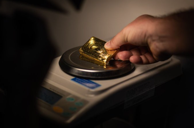 Aurul înregistrează un nou record istoric de peste 2.200 de dolari uncia