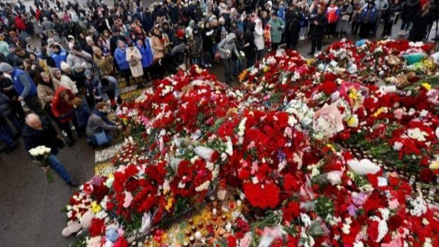 UPDATE - Doliu naţional în Rusia după masacrul de la Crocus City Hall. Oamenii stau la coadă să aducă flori la locul atentatului. Numărul oficial al răniţilor a crescut la 154