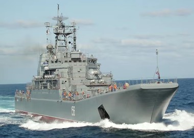 Ucraina anunţă că a lovit două nave de debarcare ruseşti în Crimeea