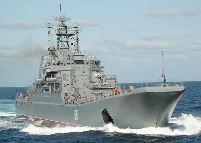 Ucraina anunţă că a lovit două nave de debarcare ruseşti în Crimeea