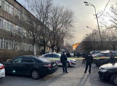 Armenia: Bărbaţi înarmaţi au atacat o secţie de poliţie din Erevan. Doi dintre atacatori, răniţi de propriile grenade - VIDEO