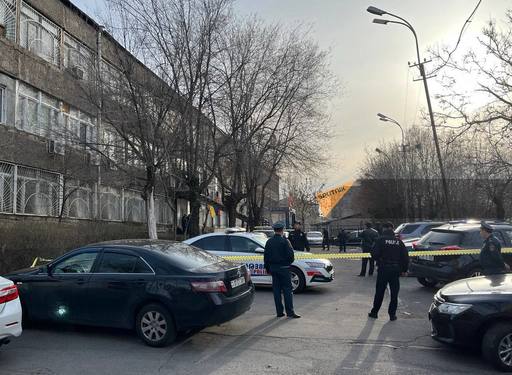 Armenia: Bărbaţi înarmaţi au atacat o secţie de poliţie din Erevan. Doi dintre atacatori, răniţi de propriile grenade - VIDEO