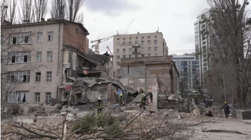 Zece răniţi, în atacul de luni asupra Kievului. Rachetele hipersonice ar fi vizat sediul serviciilor secrete