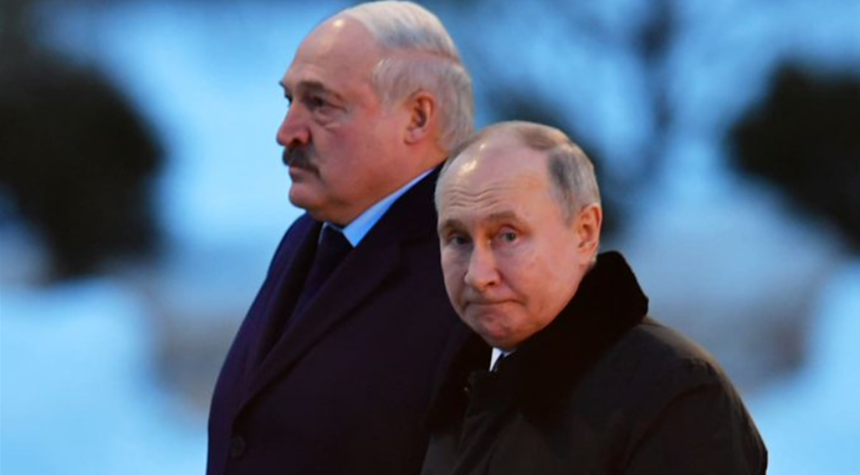 Lukaşenko îl contrazice pe Putin, catalogat drept o ”creatură bolnavă şi cinică” de către Zelenski, şi anunţă că ”atacatorii au încercat mai întâi să intre în Belarus”. Lavrov respinge orice ajutor al Interpolului, care insistă asupra ”teoriei favorabile Occidentului”