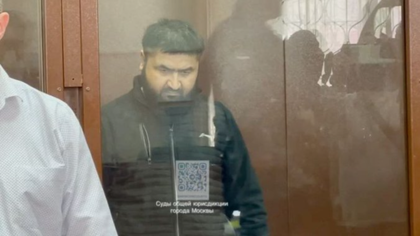 Un al optulea suspect în atentatul de la Moscova, un rus de 31 de ani originar din Kîrgîzstan, plasat în arest preventiv. Un rus din cadrul Corpului Voluntarilor Ruşi, ucis în explozia bombei pe care o avea asupra sa, în timpul arestării, în regiunea rusă Samara, anunţă FSB