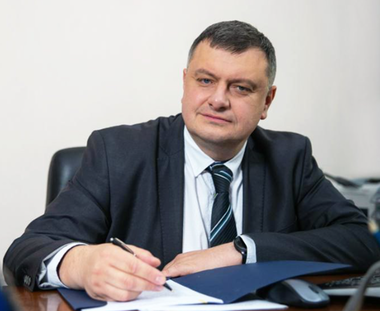 Zelenski îl destituie pe secretarul Consiliului Naţional de Securitate şi Apărare Oleksii Danilov şi-l înlocuieşte cu şeful spionajului Oleksandr Litvinenko, fără să dea explicaţii. Adjunctul GUR, Oleg Ivaşcenko,  numit la şefia informaţiilor interne