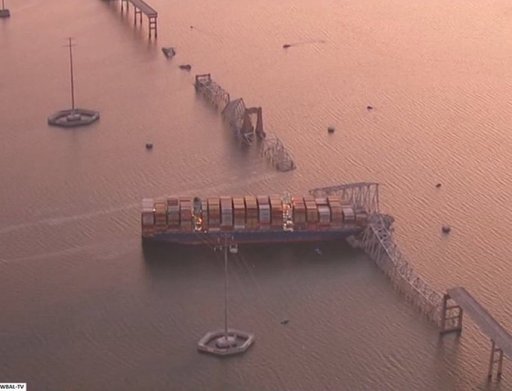 POD PRĂBUŞIT LA BALTIMORE. Paza de Coastă caută materiale potenţial periculoase în containerele avariate ale navei