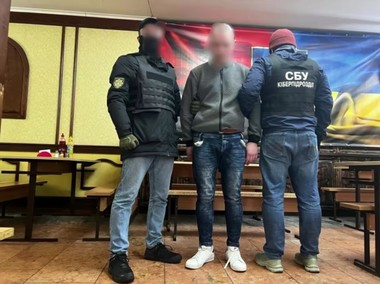 SBU demască doi agenţi ruşi, care ar fi pregătit atacuri cu rachete asupra turnului de televiziune din Kiev şi asupra Statului Major General. Cu două zile înainte, şeful SBU anunţase noi operaţiuni speciale vizând Rusia