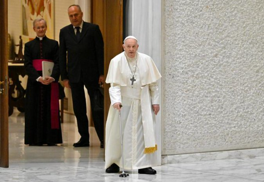 Papa Francisc îşi exprimă solidaritatea cu catolicii din Ţara Sfântă cu patru zile înainte de Paşte, după ce se întâlneşte cu doi activişti în favoarea păcii, unul israelian, celălalt palestinian, care şi-au pierdut fiicele în conflictul israeliano-palestinian