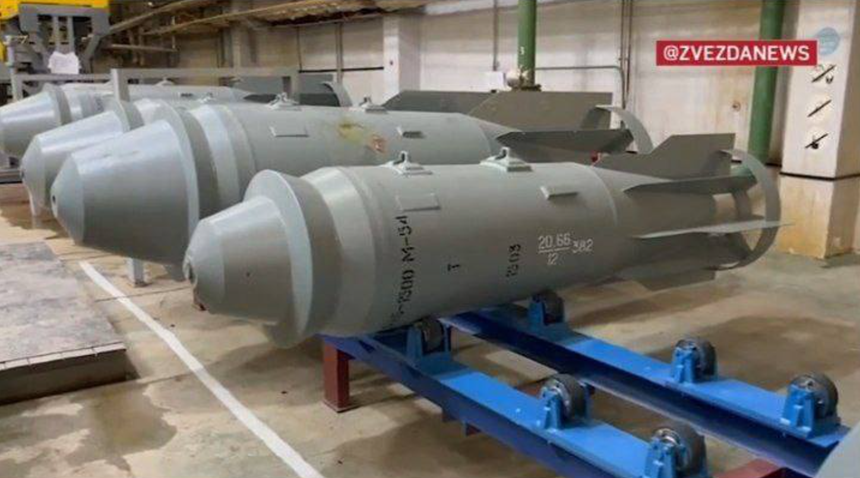 Rusia a trecut la ”producţia în masă” a unor bombe planante de trei tone, FAB-3000