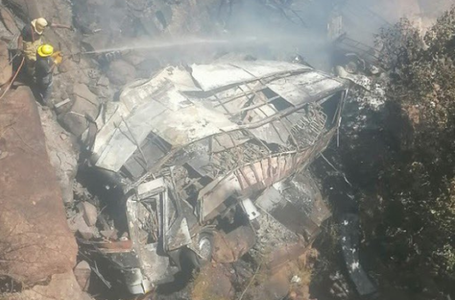Patruzeci şi cinci de morţi în Africa de Sud, în urma căderii unui autobuz de pe un pod de la 50 de metri înălţime. Vehiculul a luat foc după impact. Un copil în vârstă de opt ani, singurul supravieţuitor