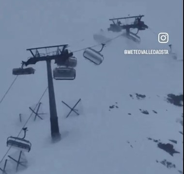 Italia: Clipe de groază în telescaun. Pasagerii au fost surprinşi de rafale de vânt de 110 km/h - VIDEO 