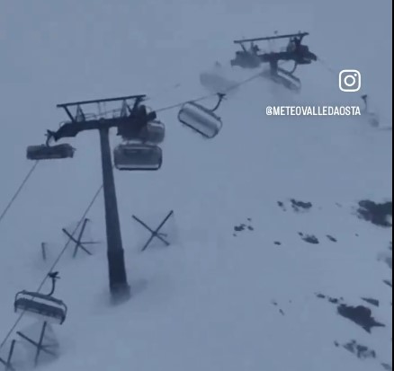 Italia: Clipe de groază în telescaun. Pasagerii au fost surprinşi de rafale de vânt de 110 km/h - VIDEO 