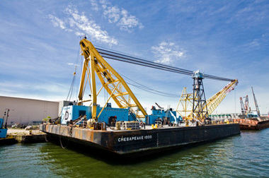 POD PRĂBUŞIT LA BALTIMORE - Cea mai mare macara operaţională de pe Coasta de est a SUA,  pusă în funcţiune pentru a curăţa resturile podului